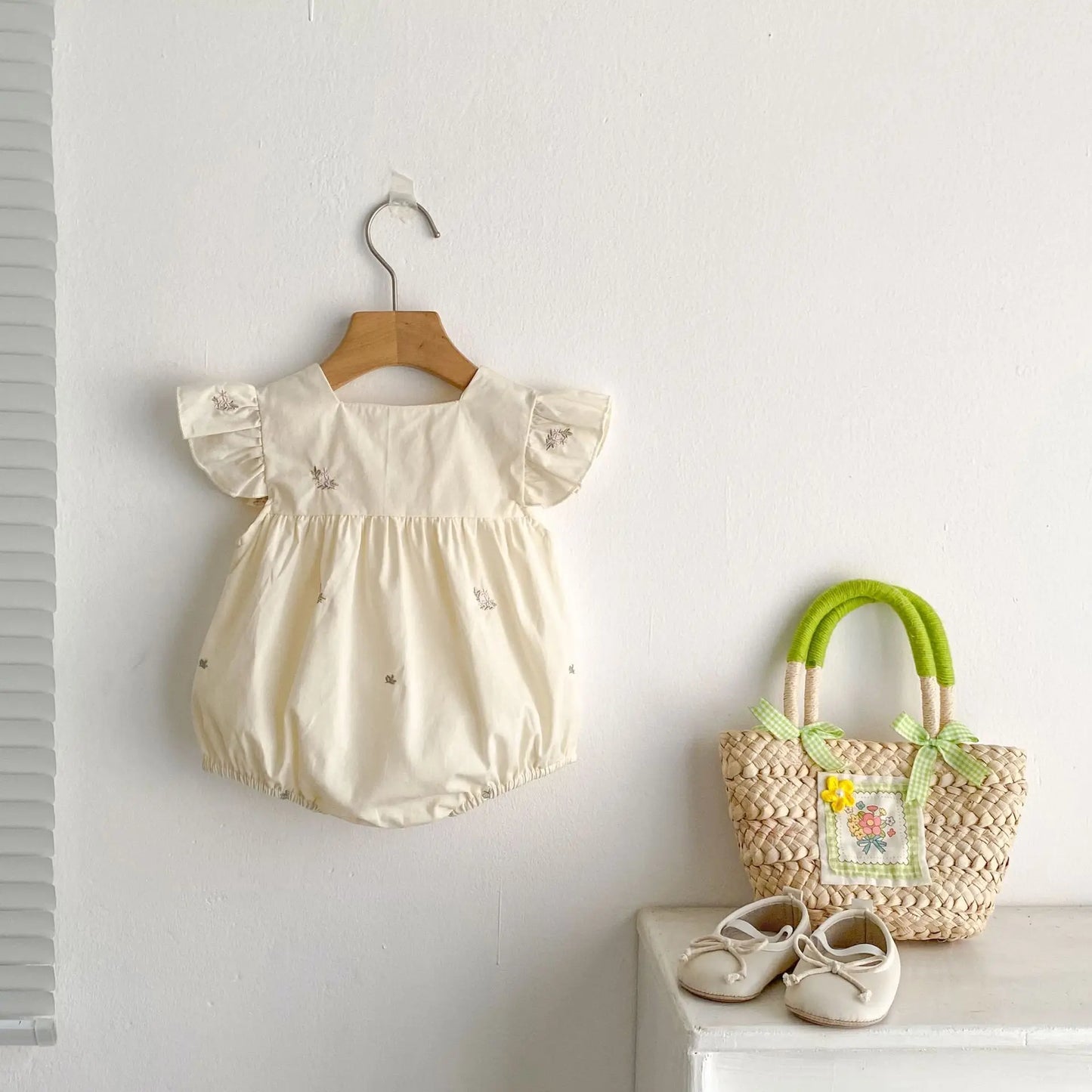 Barboteuse d'été pour bébé fille, manches volantées, vêtements en dentelle douce, barboteuse pour nouveau-né, combinaison pour fille, fleurs brodées, barboteuse pour bébé