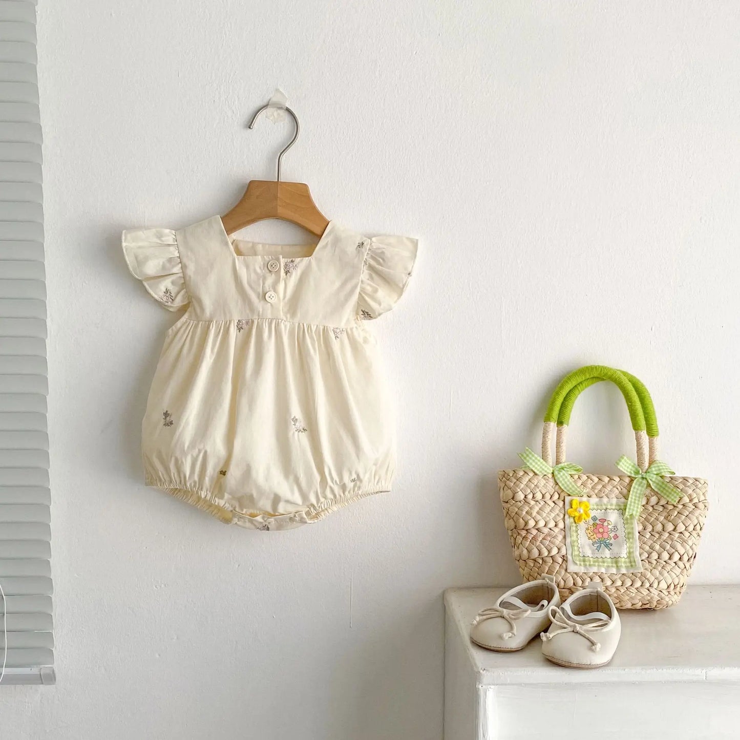 Barboteuse d'été pour bébé fille, manches volantées, vêtements en dentelle douce, barboteuse pour nouveau-né, combinaison pour fille, fleurs brodées, barboteuse pour bébé