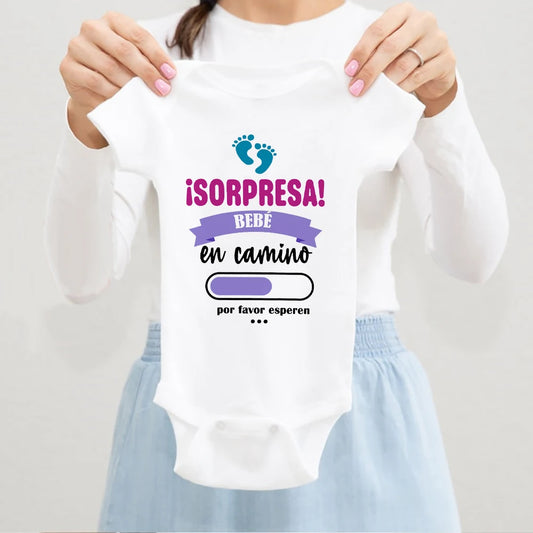 Combinaison bébé surprise en route, veuillez patienter, imprimée, vêtements d'annonce de grossesse, body à manches courtes pour nouveau-né