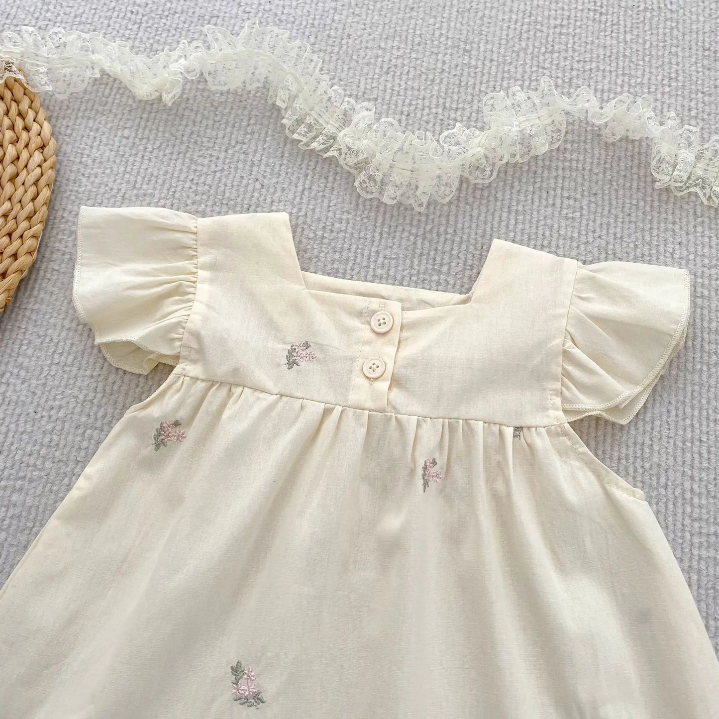 Barboteuse d'été pour bébé fille, manches volantées, vêtements en dentelle douce, barboteuse pour nouveau-né, combinaison pour fille, fleurs brodées, barboteuse pour bébé