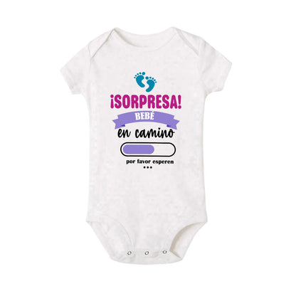 Combinaison bébé surprise en route, veuillez patienter, imprimée, vêtements d'annonce de grossesse, body à manches courtes pour nouveau-né